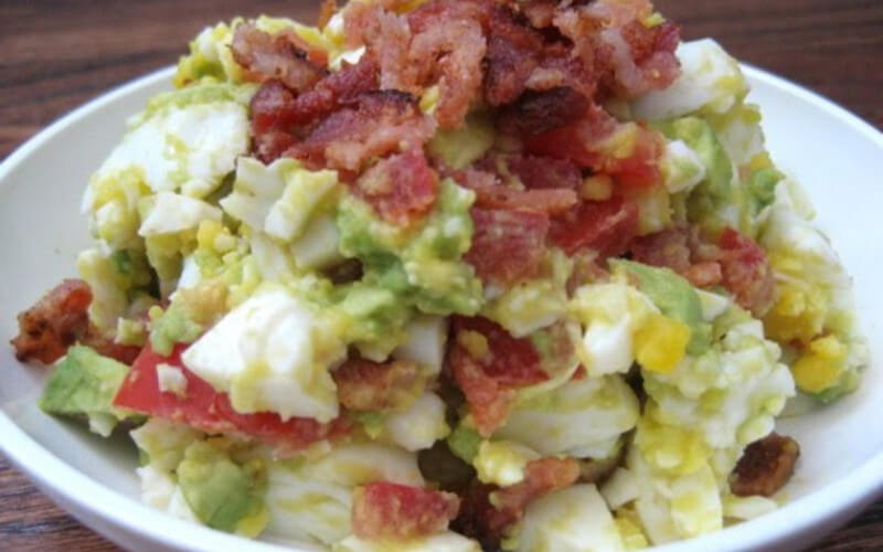 Salade colorée de bacon, œufs, avocat et tomate