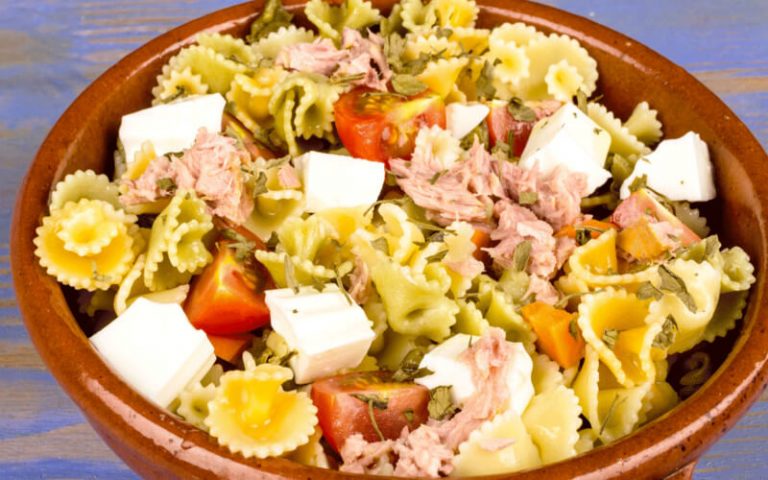 Salade de pâtes aux tomates, thon et feta