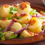 Salade de pommes de terre aux lardons et œufs