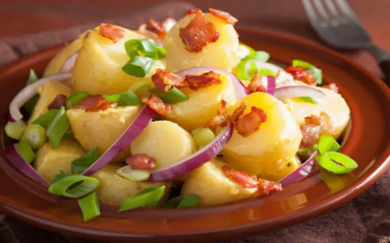 Salade de pommes de terre aux lardons et œufs