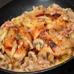 Suprêmes de poulet Val-Dieu aux champignons, lardons