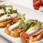 Tartines au fromage de chèvre, jambon fumé et miel