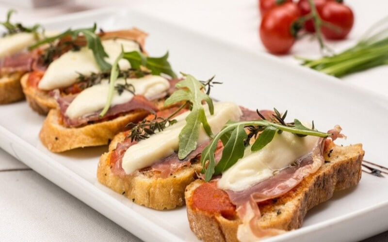 Tartines au fromage de chèvre, jambon fumé et miel