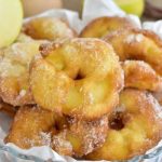beignets aux pommes dessert qui réjouit petits et grands