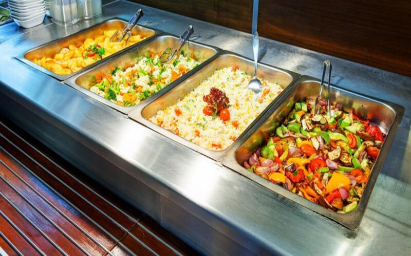 Ce restaurant offre des repas gratuits aux sans-abri tous les jours au lieu de jeter les restes