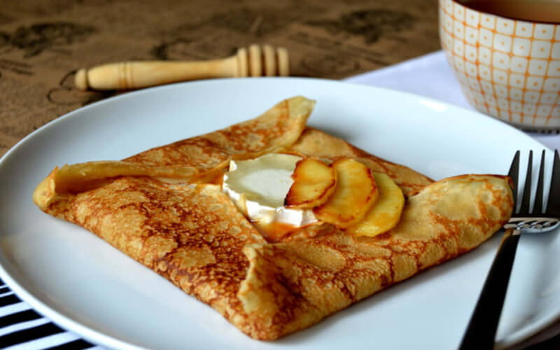 Crêpes au chèvre et pommes au caramel au beurre salé