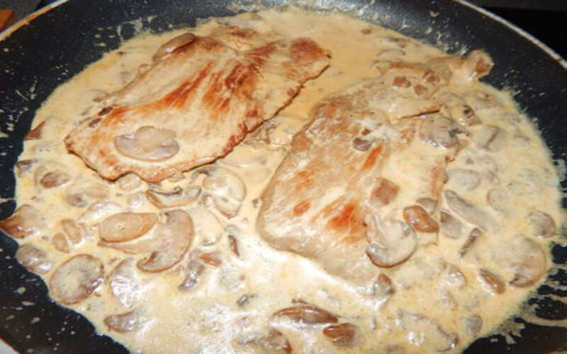 Escalope de veau à la crème et aux champignons de Paris