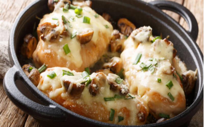 Escalopes de poulet à la sauce champignon et crème fraîche