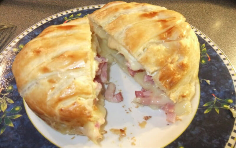 Feuilleté au camembert, lardons et pommes de terre