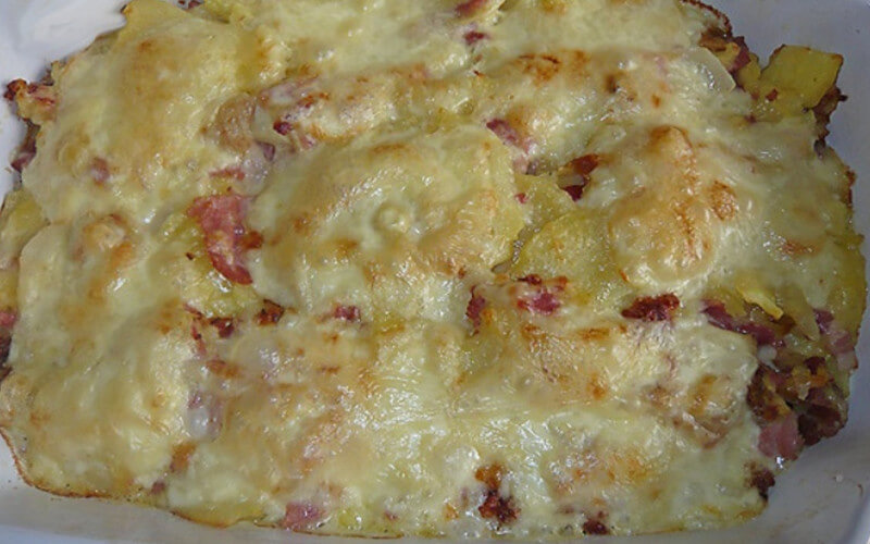 Gratin aux pommes de terre, champignons et lardons