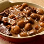 Joue de boeuf mijotée aux champignons de Paris
