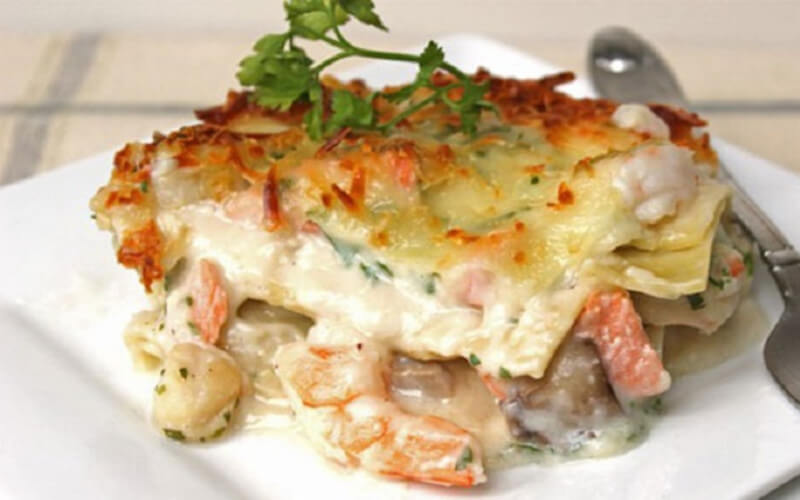 Lasagne aux fruits de mer à l'ail et vin blanc