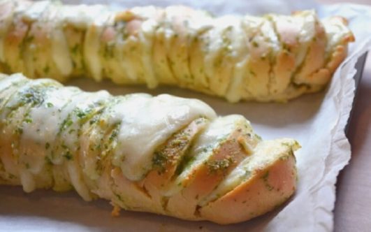 Pain à l’ail et au fromage gratiné au four – Toutes Recettes