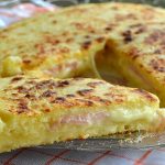 Pizza de pommes de terre, fromage et jambon