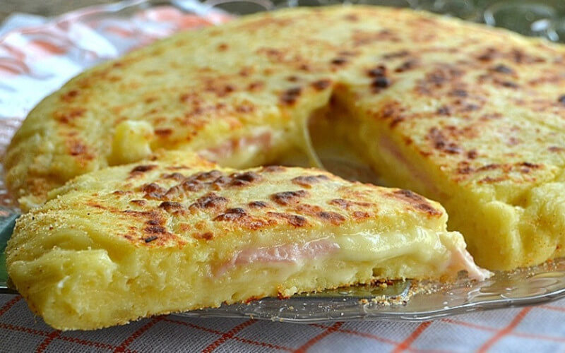 Pizza de pommes de terre, fromage et jambon