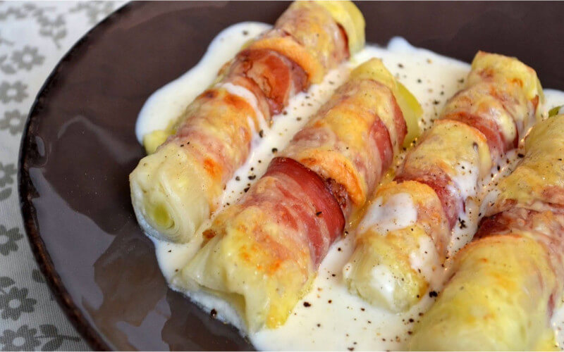 Poireaux gratinés au lard fumé et fromage à raclette