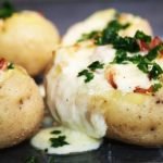 Pommes de terre au four, bacon et fromage