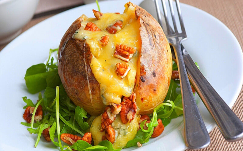 Pommes de terre farcies à la Fourme d'Ambert et aux noix