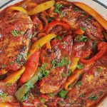 Poulet aux poivrons, oignons et tomates
