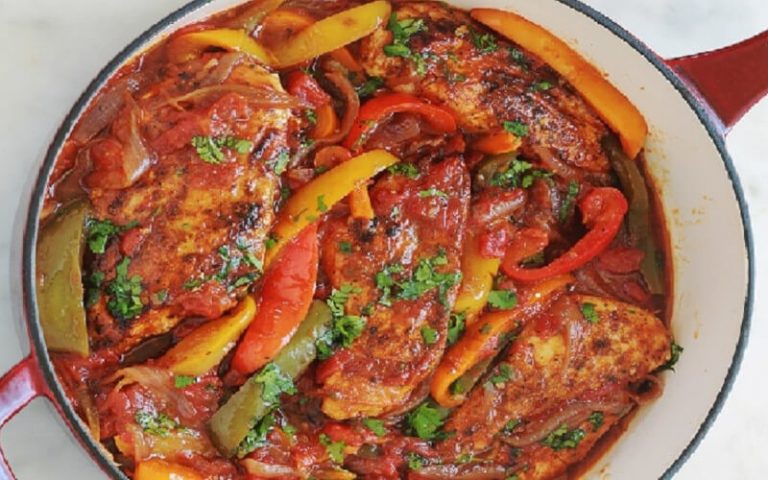 Poulet aux poivrons, oignons et tomates