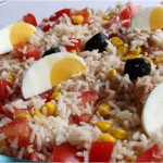 Salade de riz thon maïs tomate oeuf et olives