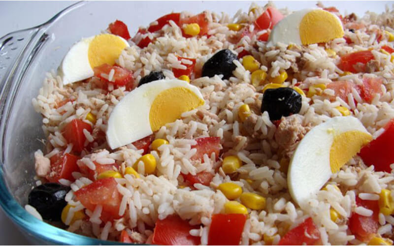 Salade de riz thon maïs tomate oeuf et olives