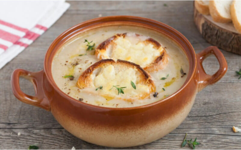 Soupe à l’oignon Grand classique de la cuisine française