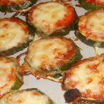 Toasts de courgettes façon pizza au gruyère râpé