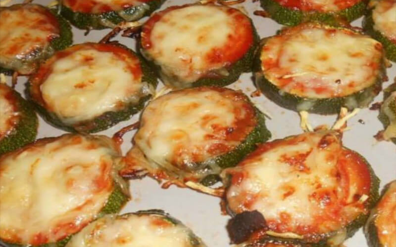 Toasts de courgettes façon pizza au gruyère râpé