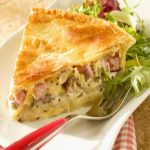 Tourte aux pommes de terre, lard fumé et reblochon