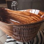 Un ancien constructeur de bateaux sculpte des baignoires en bois à couper le souffle