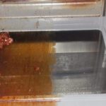 2 minutes pour nettoyer un four plein de graisses et de noirceur