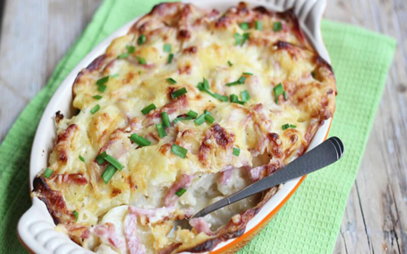 Gratin de chou-fleur, pommes de terre, fromage et jambon