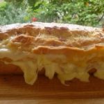 Cake aux lardons et reblochon au gruyère râpé