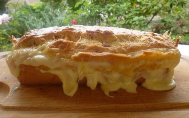 Cake aux lardons et reblochon au gruyère râpé