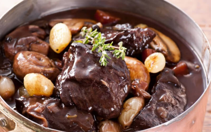 Daube de bœuf au vin rouge plat traditionnel