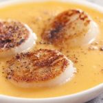 Noix de Saint-Jacques poêlées sur velouté de potiron