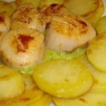 Noix de Saint-Jacques sur un lit de crème d’avocat