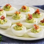 Œufs farcis à la crème d’avocat avec prosciutto