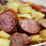 Poêlée aux pommes de terre et saucisse fumée
