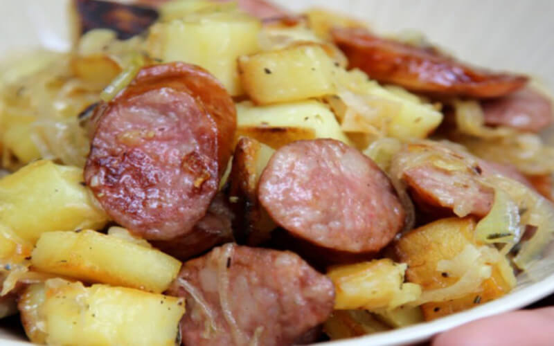 Poêlée aux pommes de terre et saucisse fumée