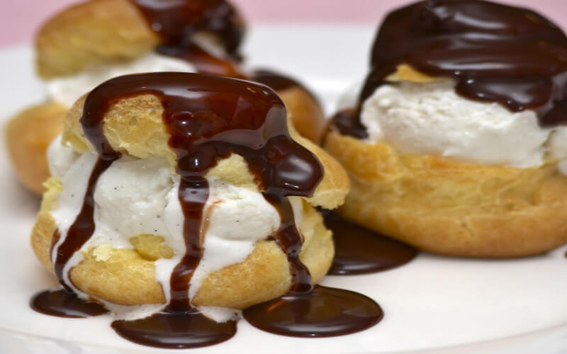 Profiteroles au chocolat dessert gourmand