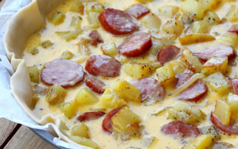 Quiche campagnarde, saucisses fumées, pommes de terre