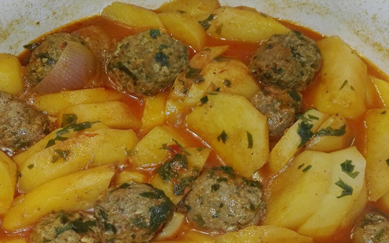 Ragoût de pommes de terre aux boulettes de viande hachée