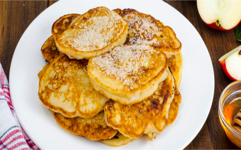 Crêpes aux pommes parfumées à la cannelle