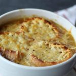 Soupe à l’oignon gratinée au four