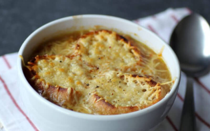 Soupe à l’oignon gratinée au four