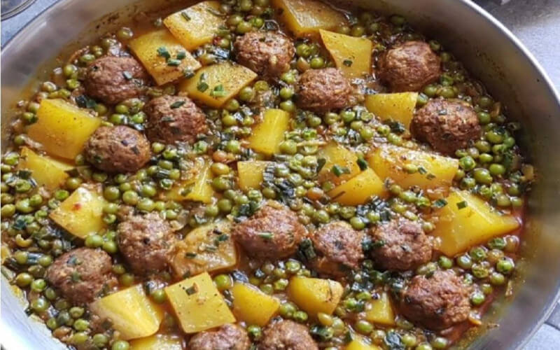 Tajine de viande hachée, petits pois et pommes de terre