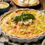 Tarte au Camembert, poireaux et lardons