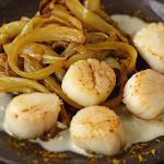 Coquilles Saint-Jacques, compotée d’endives au curry